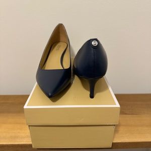 MICHAEL KORS Leather Kitten Pumps Sz 8M Navy Blue